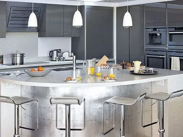 Cocina integral con barra americana curva
