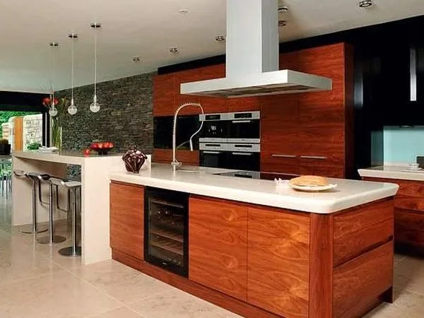 Cocina integral barra americana en madera