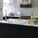 Cocina negra con azulejos y mármol