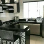Cocina negra con isla en cuadritos negros