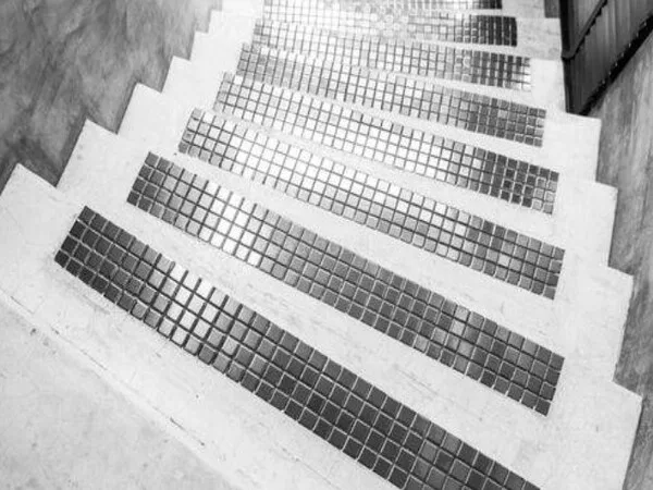 escalera minimalista de cemento con decoracion en escalones