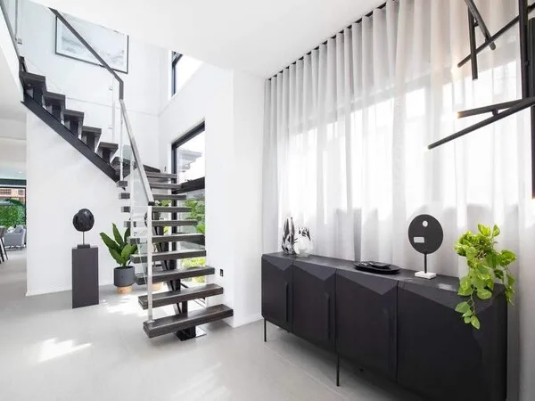 escalera minimalista con escalones negros