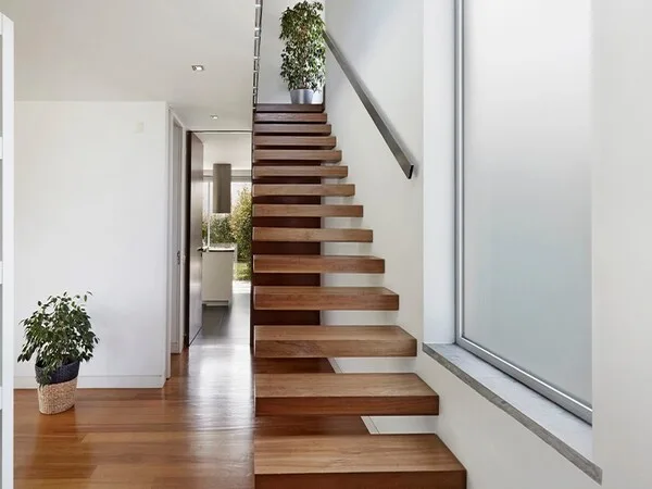 escalera minimalista que combina con el suelo