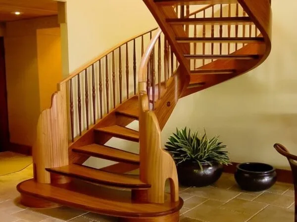escalera moderna de caracol en madera