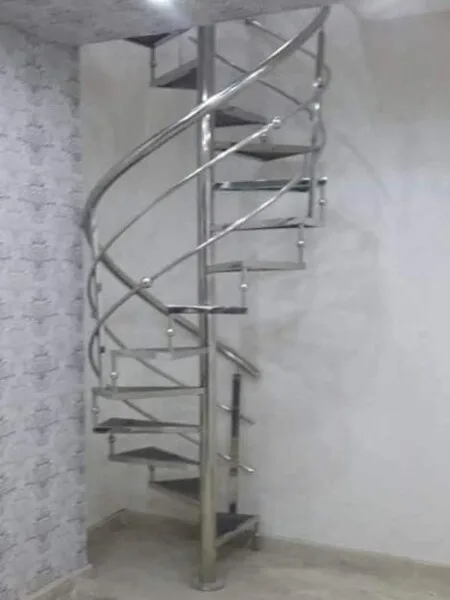 escalera de caracol en metal pulido