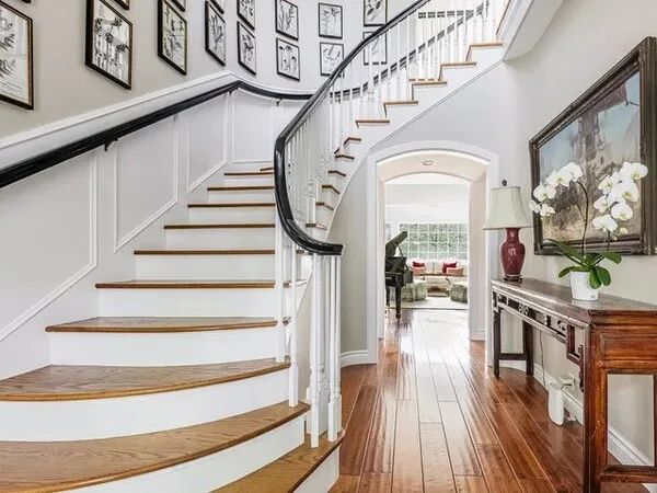 escalera moderna con 2 pasamanos