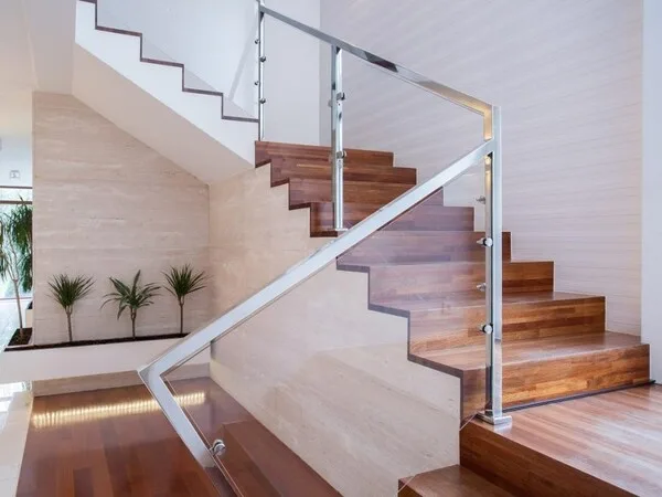 escalera moderna con descansos