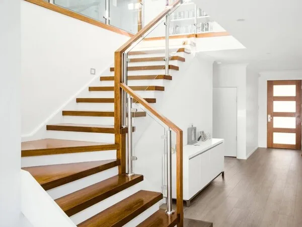 escalera moderna con pasamanos simple