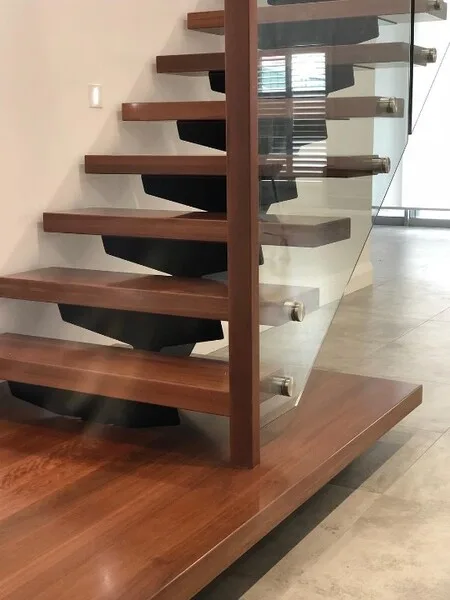 escalera moderna de madera con barandillas de vidrio
