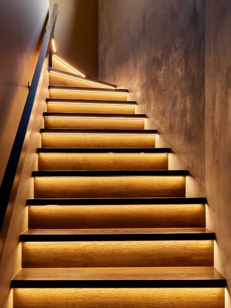 escalera moderna con escalones iluminados