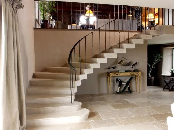 escalera moderna de piedra
