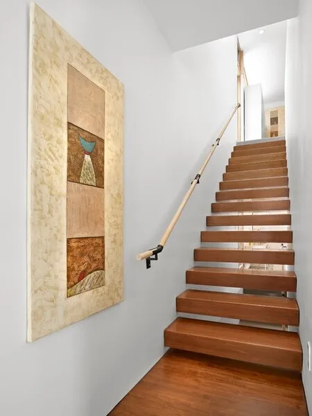 escalera moderna con pasamanos fijado a pared