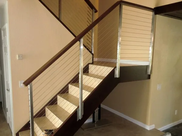 escalera moderna de piedra con barandilla de vidrio y pasamanos de madera