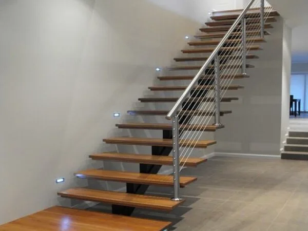 escalera moderna amplia de madera