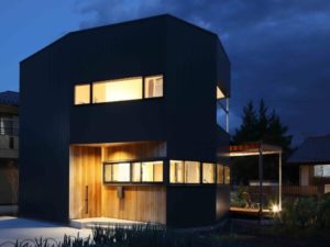 Fachada de casa moderna y bonita con silueta semicuadrada en la noche
