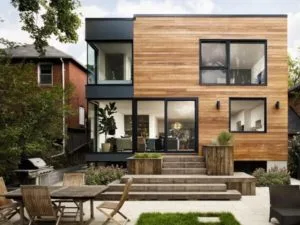 Fachada de casa moderna y bonita que tiene acabados de madera