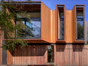 Fachada de casa moderna y bonita de simulacion en madera con balcon saliente y ventanas