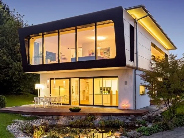 Fachada de casa moderna y bonita en madera con ventanas panoramicas