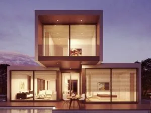 Fachada de casa moderna bonita de tres cubos muy iluminada