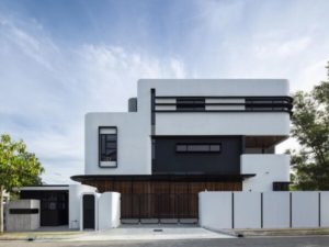 Fachada de casa moderna minimalista en blanco negro y madera