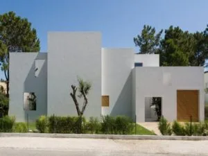 Fachada de casa moderna y bonita minimalista con ventana y puerta de madera