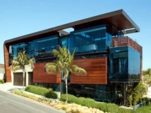 Fachada de casa moderna y bonita con madera vidrio y hormigon