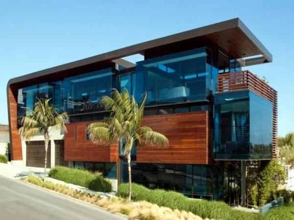 Fachada de casa moderna y bonita con madera vidrio y hormigon