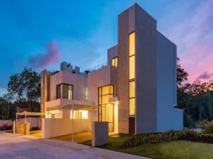 Fachada casa moderna bonita con mucha luz