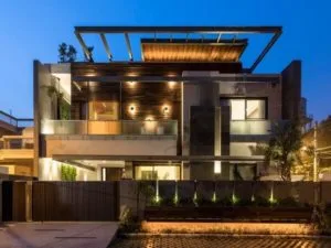 Fachada de casa moderna y bonita muy iluminada en la noche