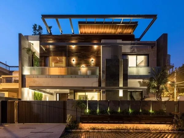 Fachada de casa moderna y bonita muy iluminada en la noche
