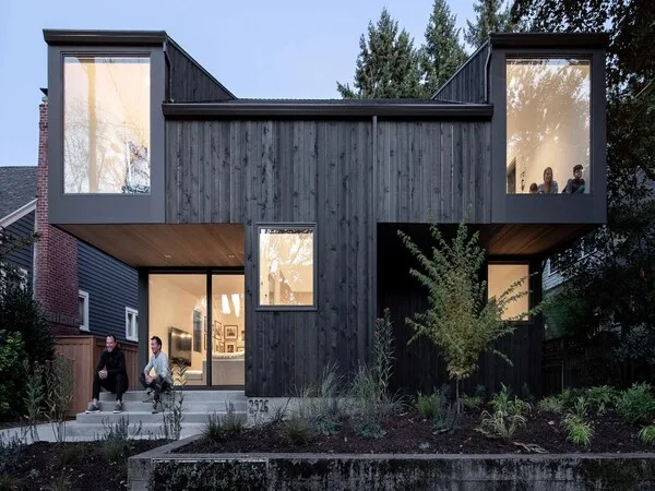 Fachada de casa moderna bonita alargada con ventanas grandes