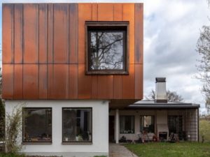 Fachada de casa moderna bonita doble estilo constructivo y grandes ventanas cuadradas