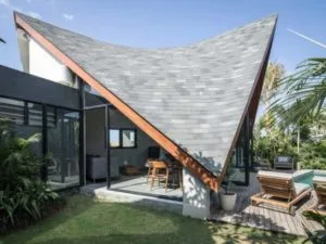Fachadas de casas modernas bonitas con techo unico inclinado hacia el frente