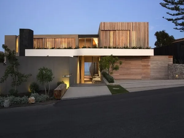 Fachada de casa moderna bonita con parte superior de madera