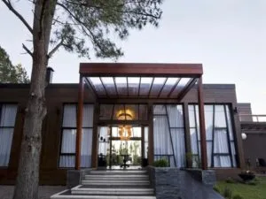 Fachadas de casas modernas bonitas de una planta y grandes ventanas