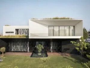 Fachadas de casas modernas minimalistas con balcon saliente