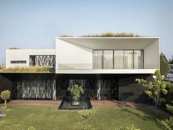 Fachadas de casas modernas minimalistas con balcon saliente
