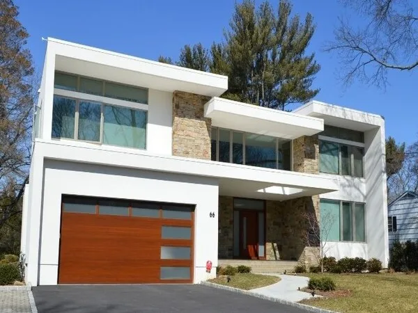 Fachadas de casas modernas bonitas con techos planos y muchas ventanas