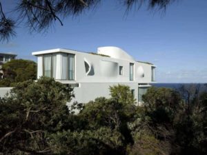 Casa moderna frente al mar con entorno de vegetacion