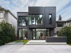 Casa moderna en negro elegante con ventanas
