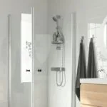 Baño moderno con ducha sencillo