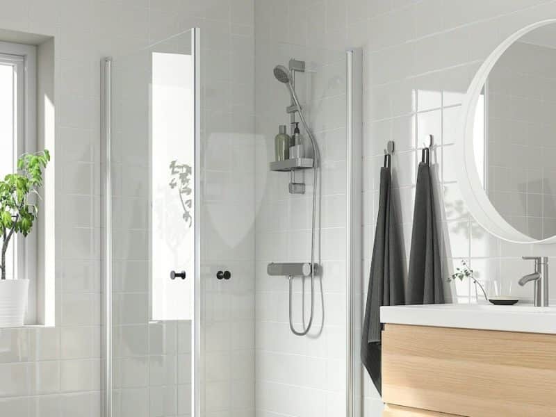 Baño moderno con ducha sencillo