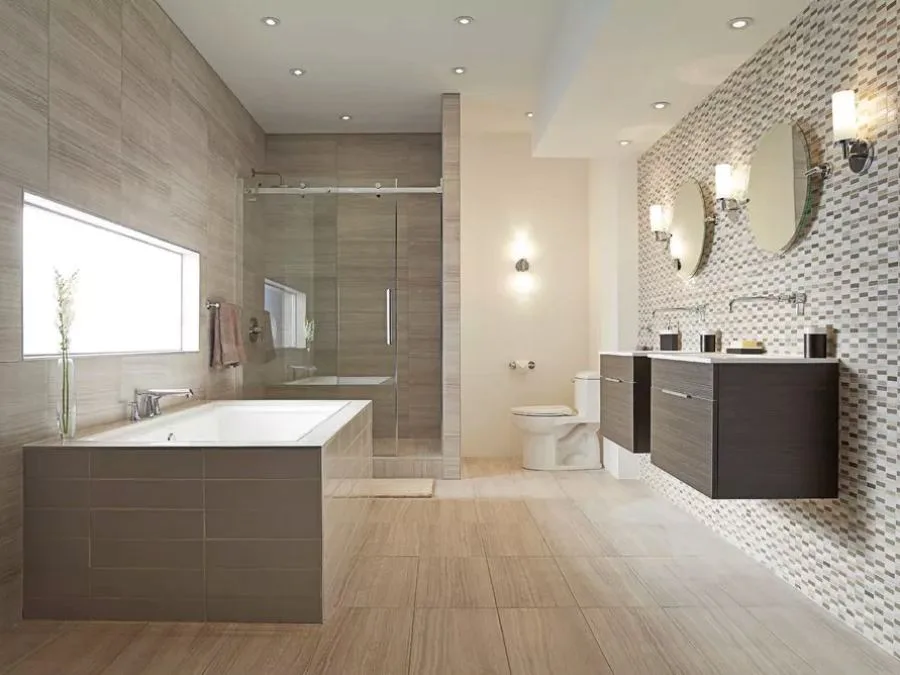 Amplio baño moderno con ducha y bañera