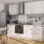 Cocina moderna con muebles en blanco y suelos de madera