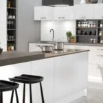 Cocina moderna en blanco color pizarra con manijas de acero niquelado
