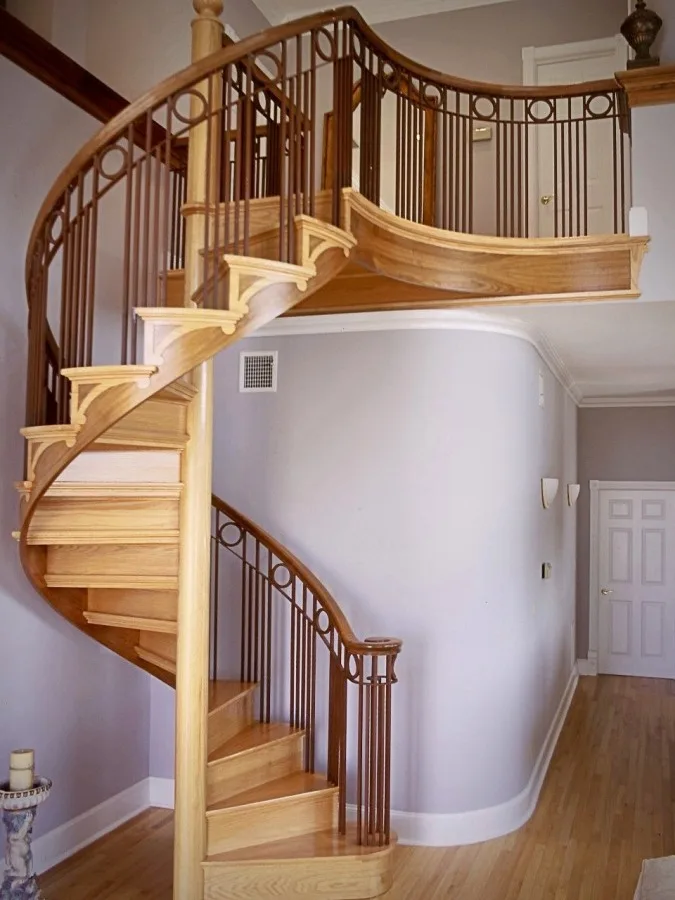 Escalera de madera de caracol de obra