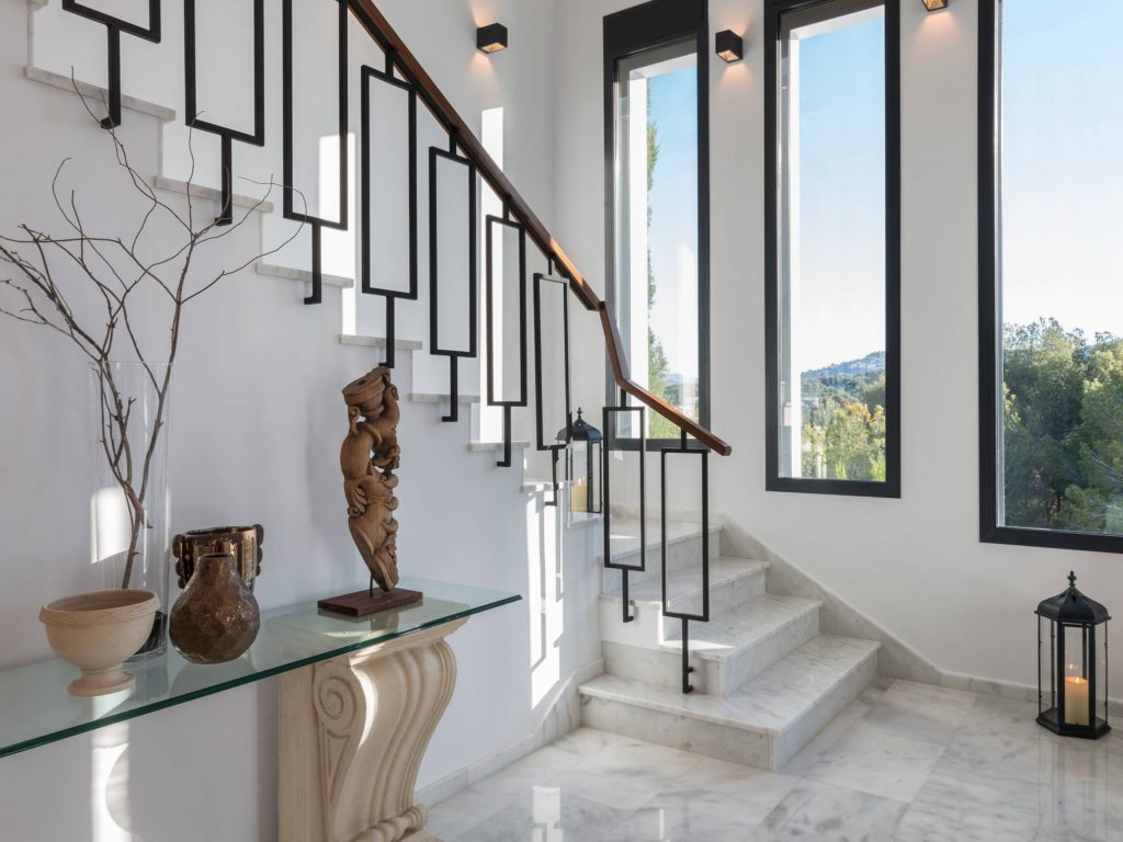 Escaleras de mármol blanco en elegante y moderno duplex de diseño