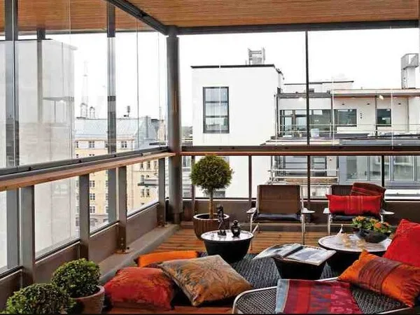 terraza moderna cerrada con vidrio y aluminio y mobiliario de aluminio