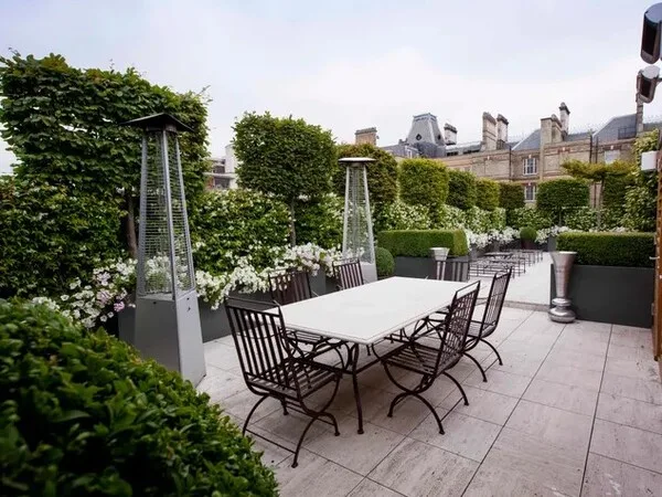 terraza moderna al aire libre piso color madera y mesa con sillas