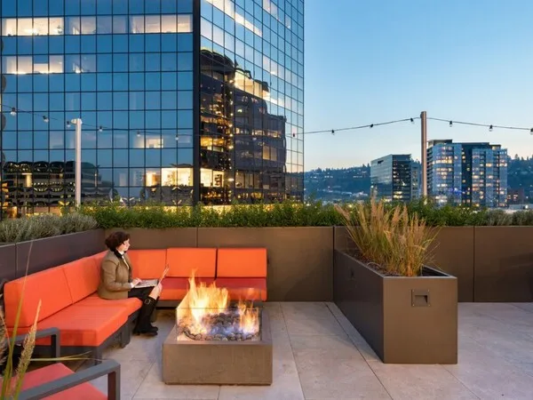 terrazas modernas sin techo con jardineras y hermosa vista